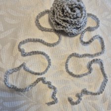 Ręcznie robiona róża 3D z troczkami – Srebrzysty Choker / Ozdoba