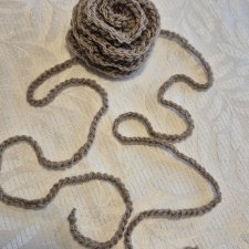 Szydełkowa Róża 3D – Rękodzieło z Akrylu – Kolor Taupe/Beż