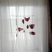 Szklany mobil – dekoracja okienna handmade ze szkła witrażowego, unikatowa ozdoba nowoczesnego wnętrza