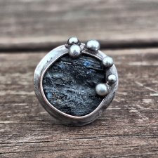 Turmalin jak węgiel- pierścionek regulowany