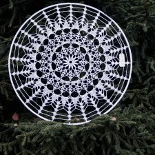 Biała dekoracyjna rozeta boho – ręcznie wykonana dekoracja ścienna