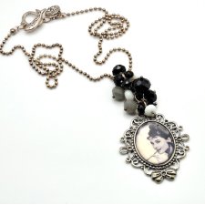 Naszyjnik z grafiką vintage audrey hepburn