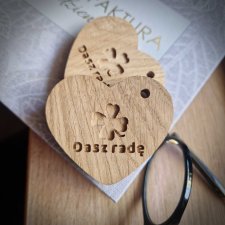 Dębowy brelok serduszko z grawerem napisem dasz radę, czterolistna koniczynka, prezent na szczęście, drobiazg