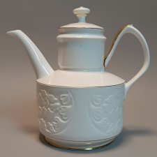 Arystokracja Bieli – Dzbanek Staffordshire Crown Porcelain