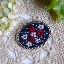 Broszka Różana rabatka bordo haftowana ręcznie