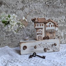 Rustykalny wieszak z  domkami I menzurką na kwiat