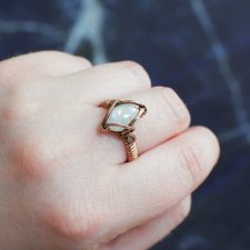 Pierścionek kamień księżycowy minimalistyczny miedź antyczna piękny
