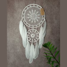 Biały łapacz snów z perłowymi koralikami – rękodzieło boho
