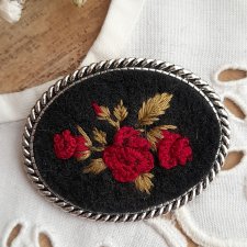 Haftowana ręcznie broszka Bordowe róże