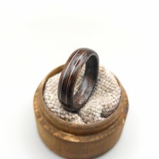 Drewniany pierścionek z hebanu i miedzianą linią — ręcznie robiona obrączka handmade