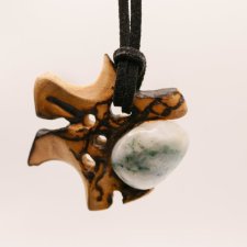 Wisiorek z drewna owocowego z Agatem drzewnym – ręcznie rzeźbiony, artystyczne zdobienia, biżuteria z drewna, luxe wooden jewelry