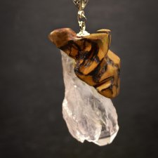 Wisiorek z drewna lipy z jasnym ametystem – ręcznie rzeźbiony, artystyczne zdobienia, biżuteria z drewna, luxe wooden jewelry