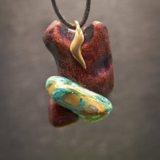 Wisiorek z drewna Amarantu z turkusem – ręcznie rzeźbiony, artystyczne zdobienia, biżuteria z drewna, luxe wooden jewelry