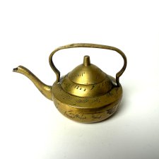 Stary miniaturowy dzbanek do herbaty Mosiądz Ręczne Grawerowanie vintage kolekcjonerski