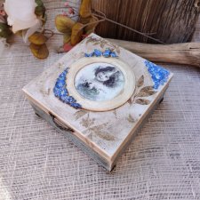 Romantyczne pudełko Vintage Girl – ręcznie zdobione decoupage