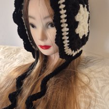 Ręcznie robiona czapka Bonnetka – Klasyczna czerń i biel – Styl Retro / Crochet