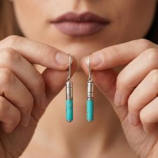 Srebrne kolczyki 925 z naturalnym turkusem – minimalistyczna elegancja z kolorem