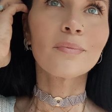 Barefoot chic choker