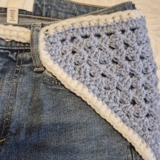Szydełkowa chustka na pasek – Boho Chic – Jasny błękit i biel