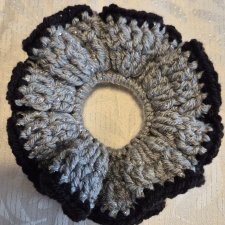Szydełkowa gumka scrunchie – Srebrzysta szarość i czerń (Handmade)