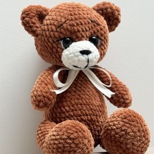 Miś przytulak ręcznie robiony w kolorze karmelowym.