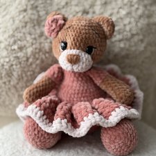 Ninka misia ręcznie robiona w różowej sukience.
