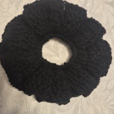 Ręcznie robiona gumka do włosów scrunchie – klasyczna czerń – szydełko