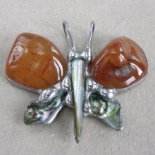 Wisiorek: Motyl z karneolem i zieloną perłą