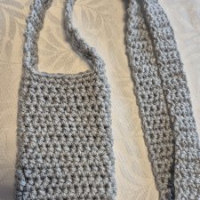 Szydełkowa torebka na telefon / etui crossbody – Szary klasyk ze srebrną nitką