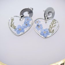 Kolczyki serca z niezapominajką "Błękitne Uczucie" – biżuteria handmade