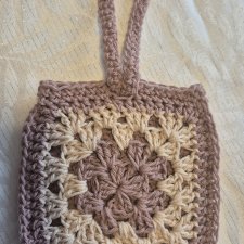 Szydełkowa mini torebka w stylu boho / Etui z motywem Granny Square – krem i ciepły brąz