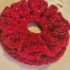 Ręcznie robiona gumka scrunchie – Czerwona ze srebrnym błyskiem