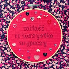 Miłość ci wszystko wypaczy, haft na tamborku, gotowy do zawieszenia