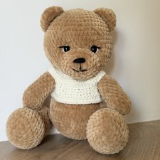 Miś marzyciel w sweterku ręcznie robiony w kolorze karmelowym.