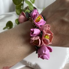 Bransoletka z różowymi tulipanami – ręcznie robiona biżuteria kwiatowa