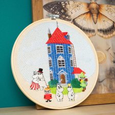 Dolina Muminkow na tle nieba, haft w tamborku 20 cm