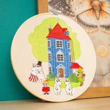 Dolina Muminkow na tle drzewa, haft w tamborku 20 cm