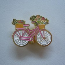 PIN PRZYPINKA BROSZKA ROWER Z KOSZEM KWIATÓW