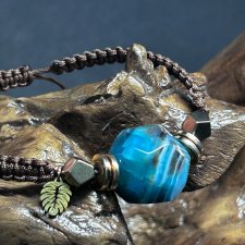 Amulet Harmonii: Ręcznie Pleciona Bransoletka z Niebieskim Agatem i Liściem Monstera