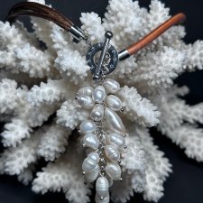 Naszyjnik z naturalnymi perłami: połączenie surowej elegancji i nowoczesnego stylu