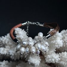 Bransoletka z perłami i rzemieniem: styl, kontrast i elegancja w jednym