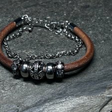 Damska Bransoletka z Naturalnej Skóry – Połączenie Boho i Modern Silver Odkryj biżuterię, która łączy w sobie surowość natury z subtelnym blaskiem. Ta