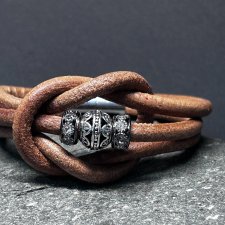 Bransoletka z Naturalnej Skóry – Mariaż Surowości i Blasku