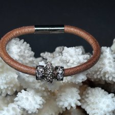 Bransoletka z naturalnej skóry z lśniącymi charmsami i zapięciem magnetycznym