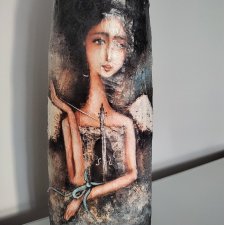 Duży kot z masy ceramicznej.