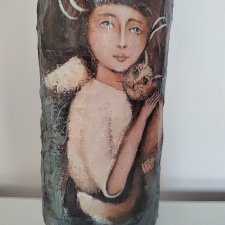 Duży kot z masy ceramicznej.