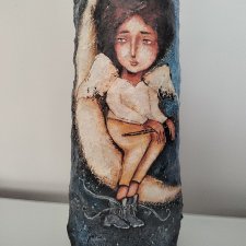 Duży kot z masy ceramicznej.