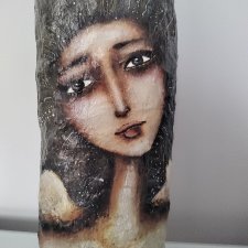 Duży kot z masy ceramicznej.
