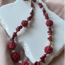 Naszyjnik choker Maliny z koralem i złotymi akcentami, soczysty letni naszyjnik handmade