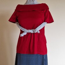 T- shirt z ciekawym dekoltem